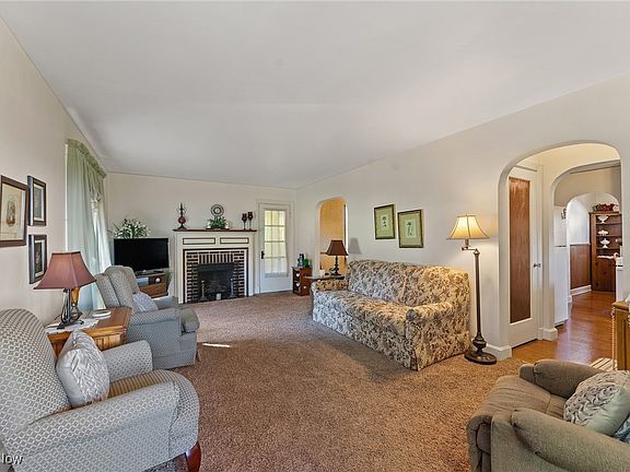 3rd image of 1506 W Montrose St