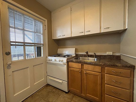 3rd image of 476 Herschel St APT 4