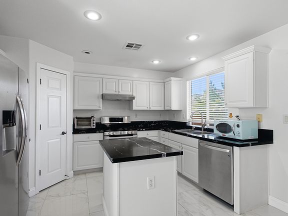 3rd image of 9983 Canyon Peak Dr