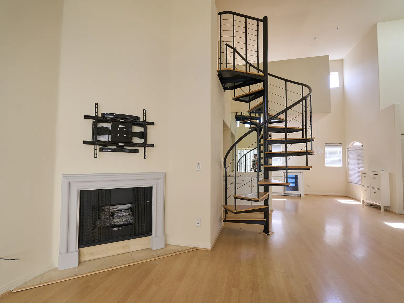 2 bed, 2.5 bath, 1850 sqft, $6,500 — Photo 3