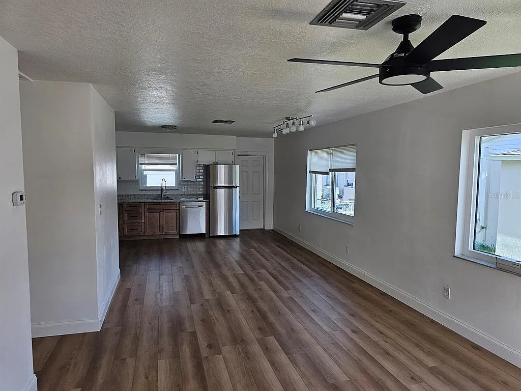 2 bed, 1.0 bath, 864 sqft, $2,200 — Photo 3
