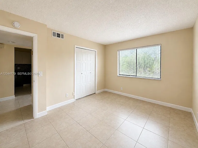 405 Lakeview Dr #202 — Photo 11