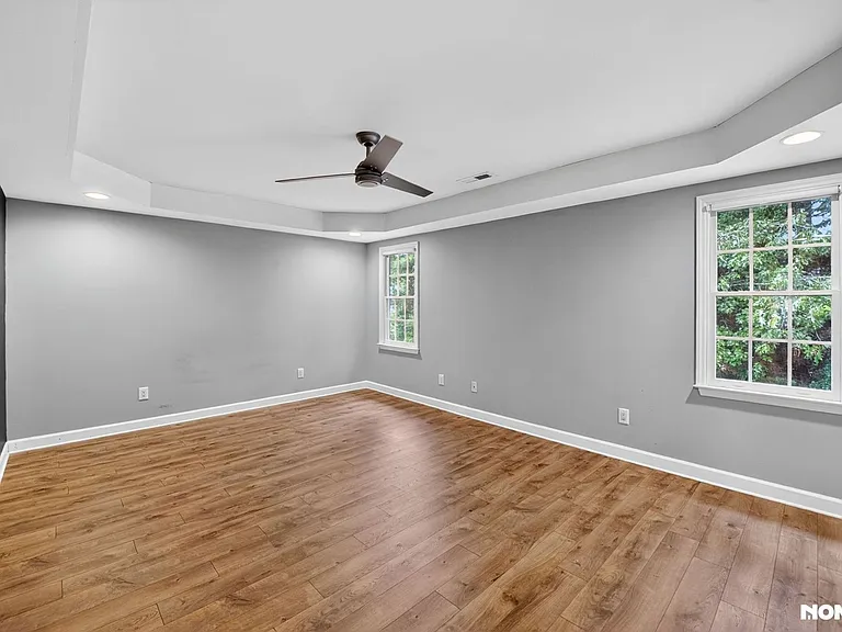 8006 Crenshaw Ln — Photo 12