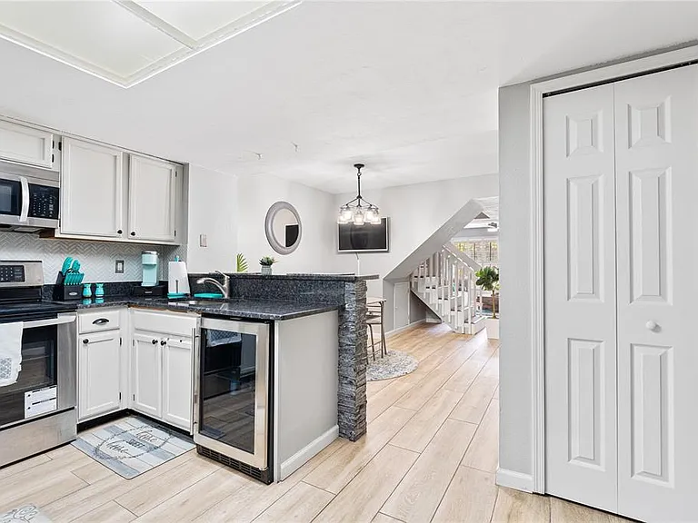 2304 Fletchers Point Cir — Photo 10