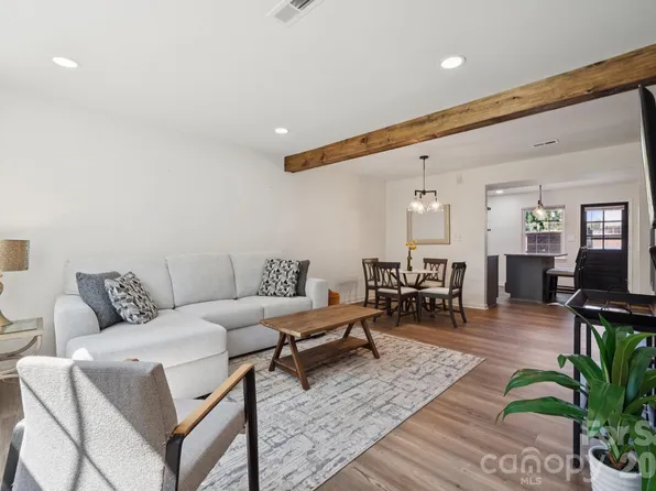 8838 Hunter Ridge Dr, Charlotte, NC 28226