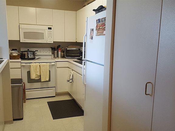 Kitchen w/Pantry