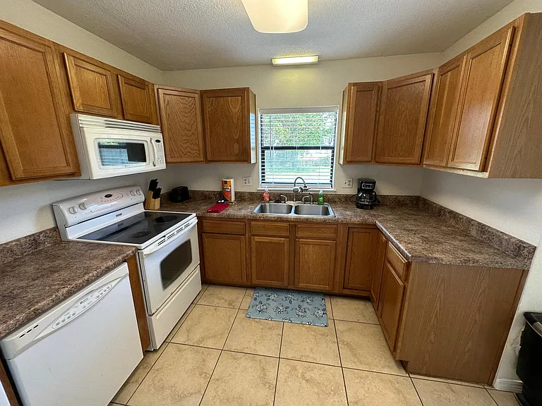 Laurel Dr — Photo 15