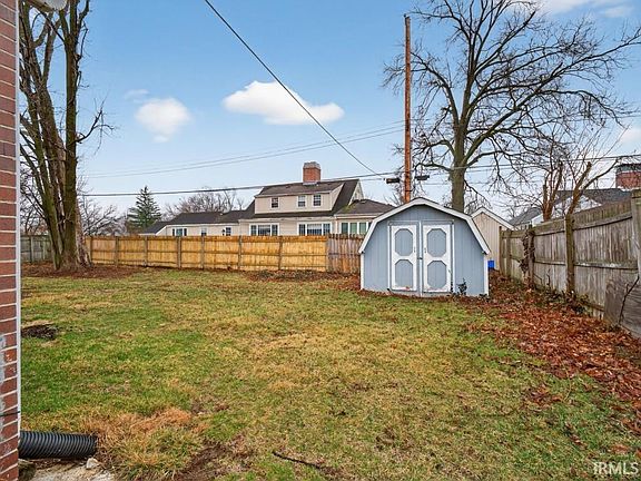 4th image of 924 E Washington Center Rd