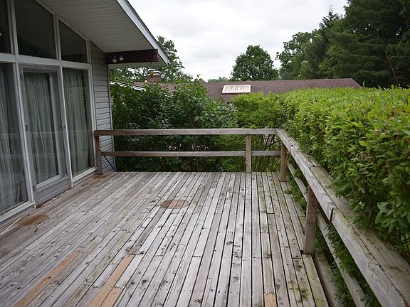 4th image of 911 Hillcrest Dr