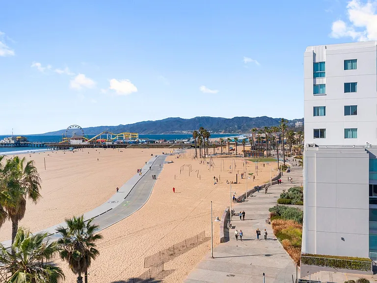 Perfectly situated on the sand in Santa Monica, between the iconic Shutters Hotel and the Santa Monica Pier.