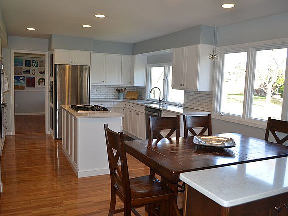 4th image of 3294 Bluett Dr
