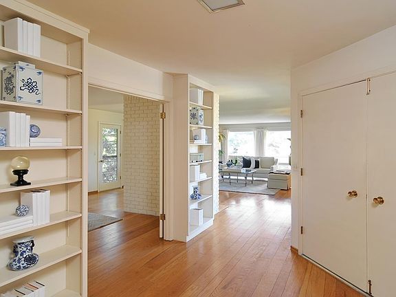 5th image of 221 Gabarda Way
