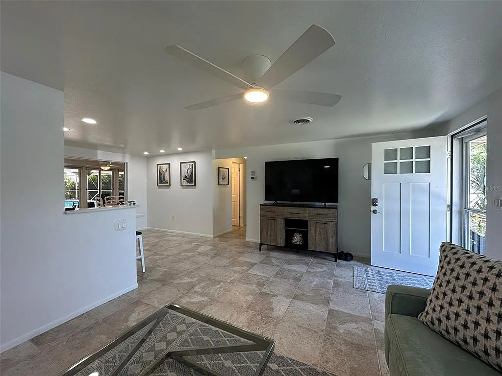 3 bed, 2.0 bath, 1322 sqft, $5,000 — Photo 2