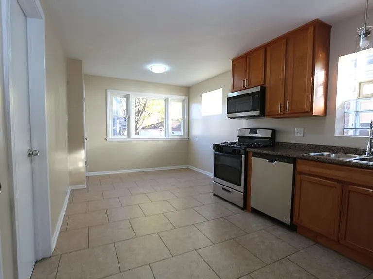 8553 S Oglesby Ave — Photo 7