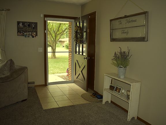 3rd image of 407 Parkwood Dr