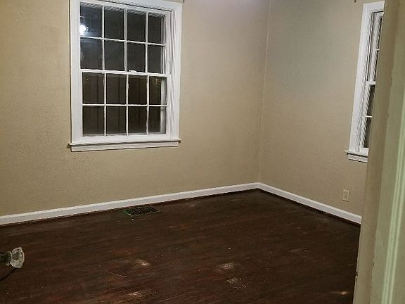 4th image of 940 Campbell St