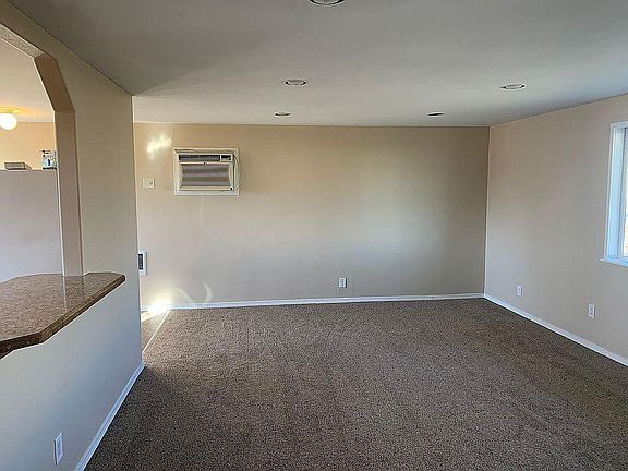 4th image of 558 S Clover Dr
