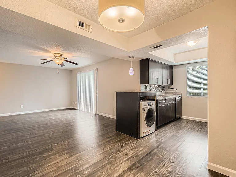 Element Austin Apartments — Photo 21