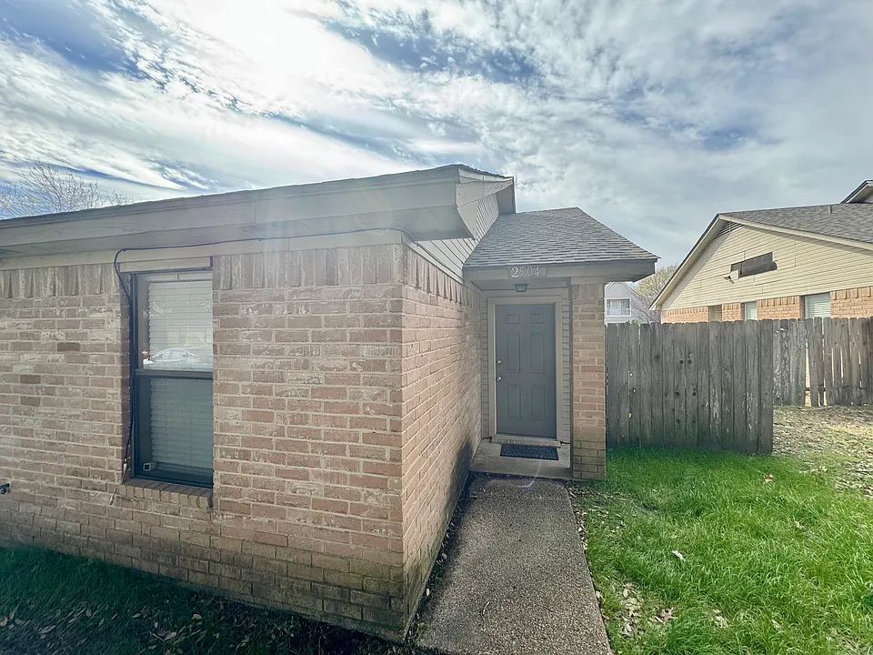 2504 Hickory Dr