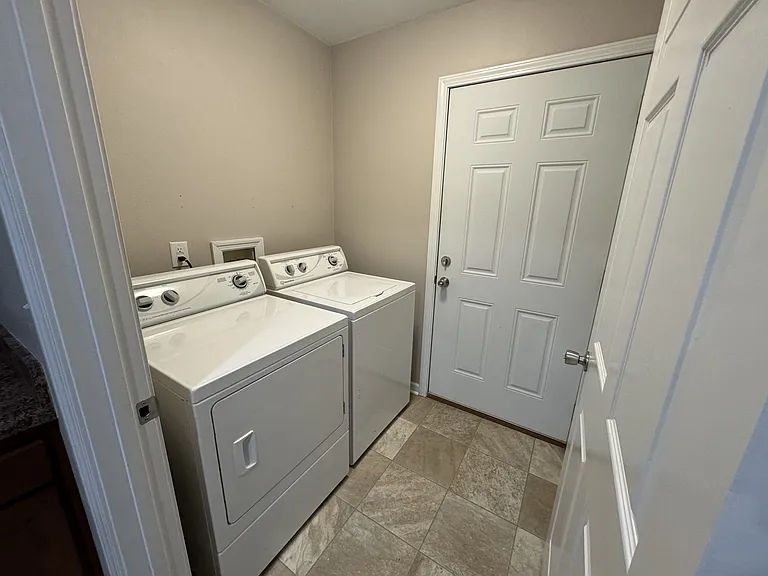 46 Housman St — Photo 11