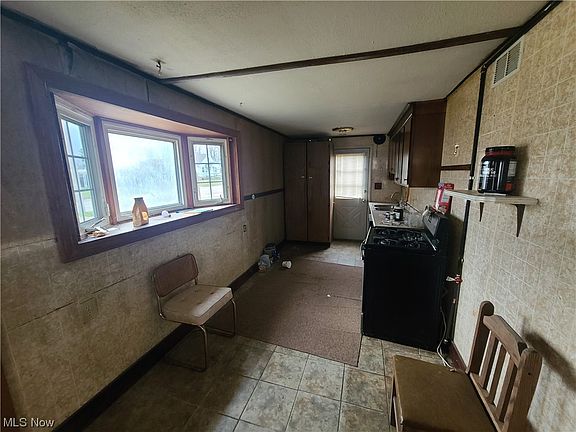 2nd image of 164 Clinton Ave