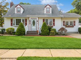 94 Grand Blvd, Massapequa Park, NY 11762