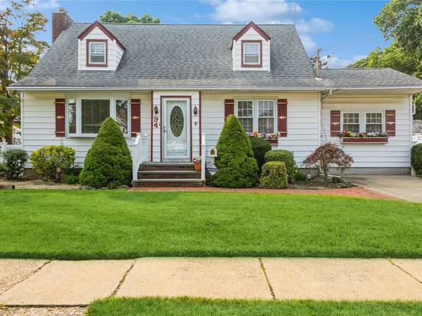 94 Grand Boulevard, Massapequa Park, NY 11762