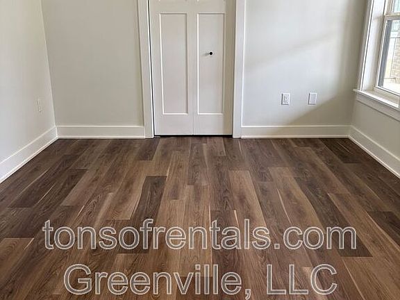 3rd image of 890 Crenshaw St