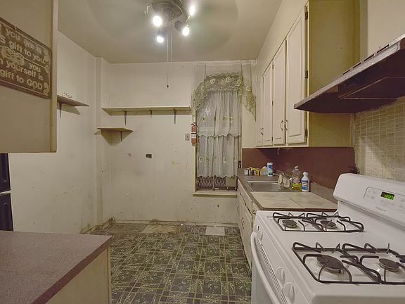 2nd image of 208 W 119th St APT 1B
