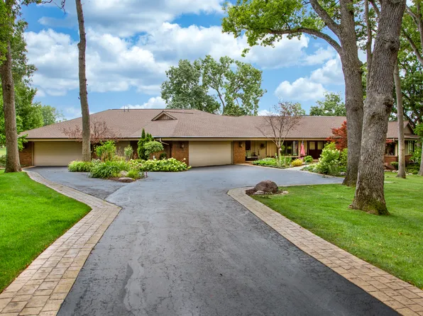 12 Arrowhead Ln, Dekalb, IL 60115