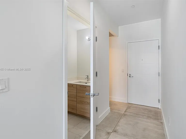 16385 Biscayne Blvd #4 — Photo 34
