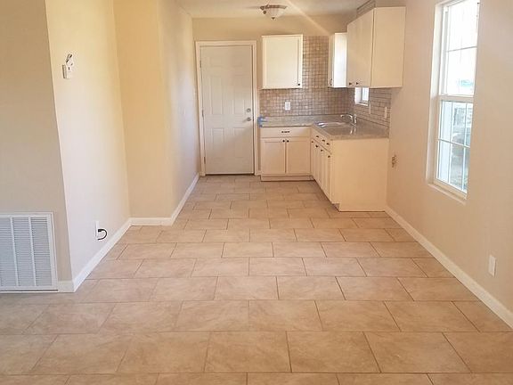 4th image of 906 E Petaluma Blvd