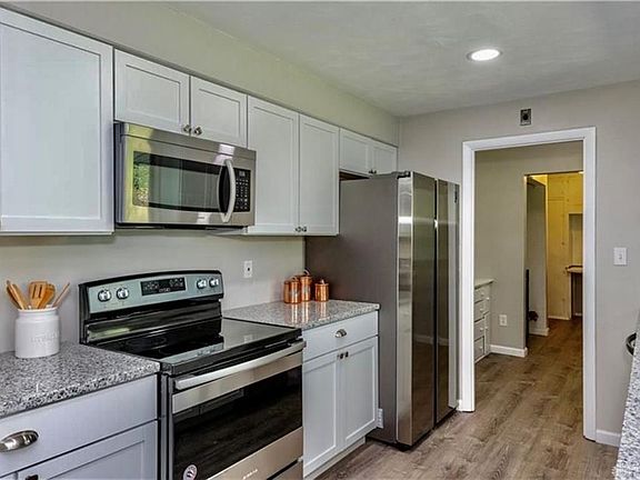 5th image of 350 Blairwood Dr
