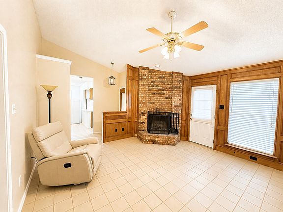 3rd image of 320 Crooked Ln