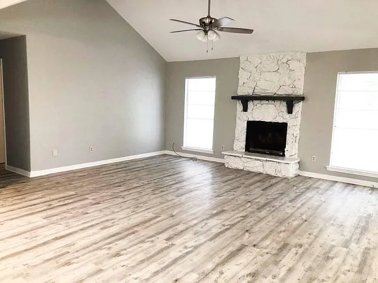 310 Lake Erie Dr — Photo 2