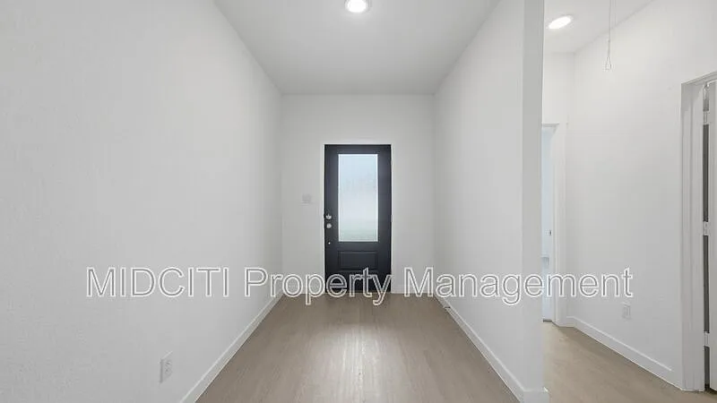 4 bed, 3.0 bath, 2368 sqft, $2,250 — Photo 2