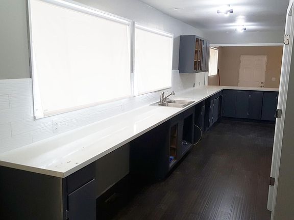 Almost 40' of countertops!