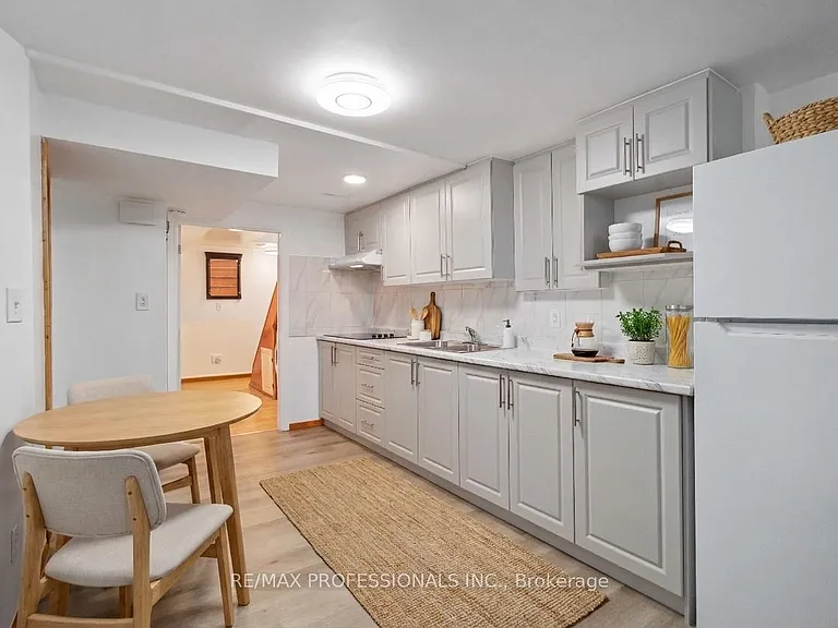 3438 Woodhurst Cres #LOWER — Photo 1