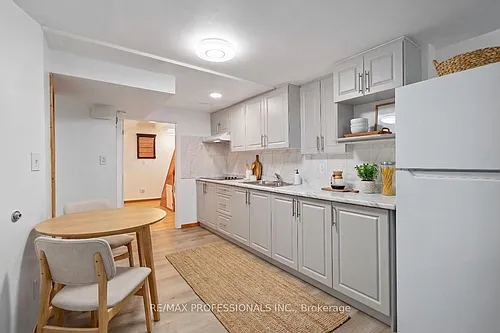 3438 Woodhurst Cres #LOWER Photo 1