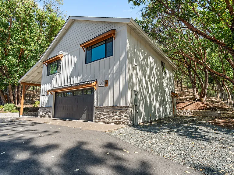 459 Hudson Ln — Photo 2