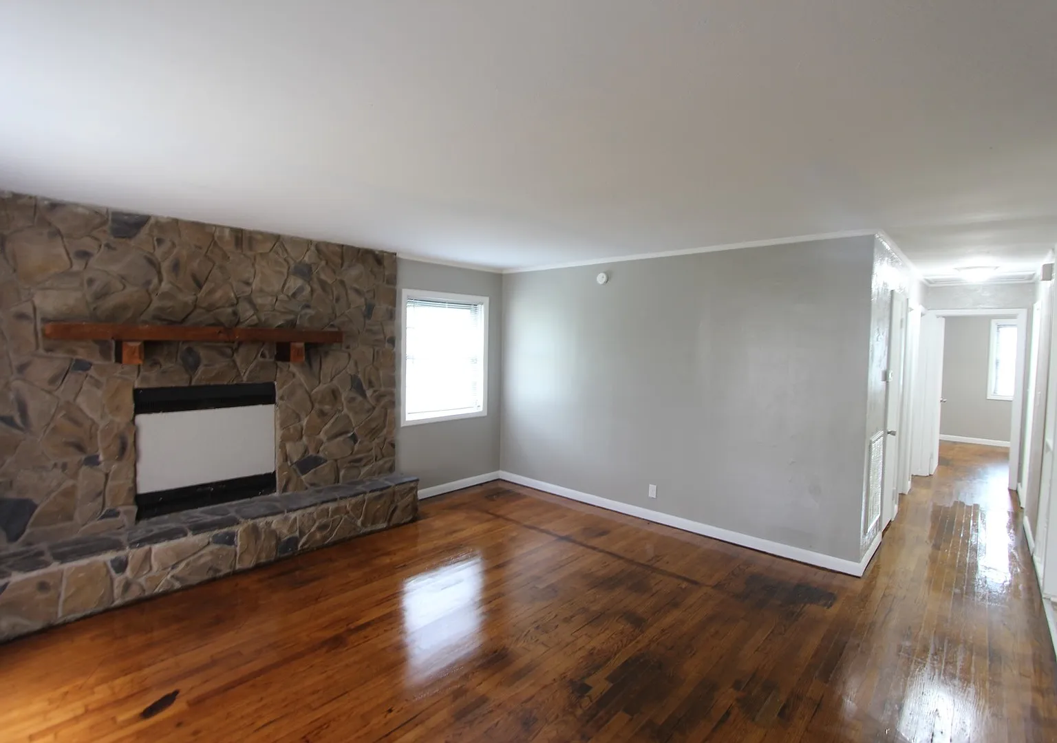 New On The Market! 3 Bedroom 1 Bath + Large Den. Get to it Fast!! — Photo 2