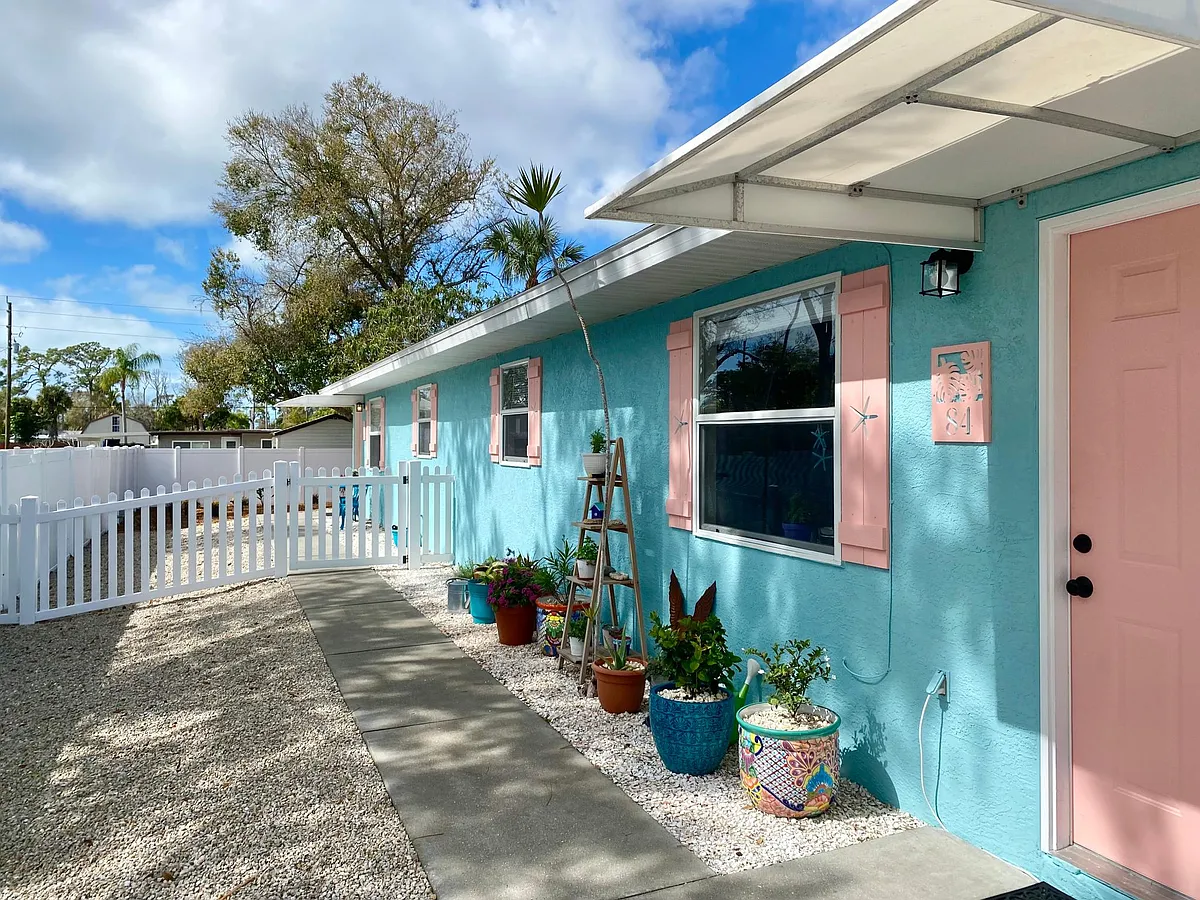 Charming Beach-Vibe Exterior - 86 N Orange St