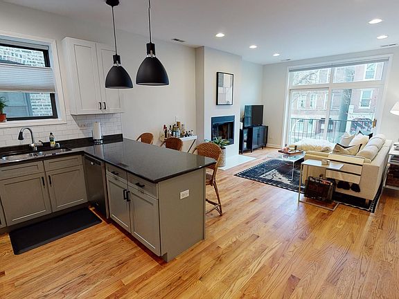 4th image of 2617 W Evergreen Ave