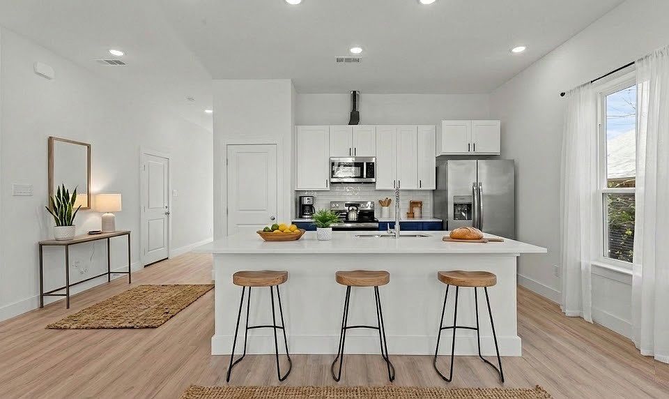 1st image of 919 W Day St