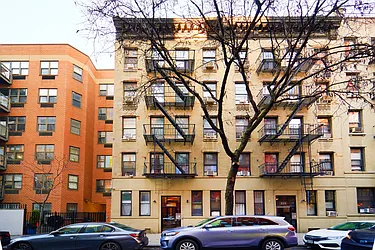 335 West 43rd Street in Hell&#39;s Kitchen