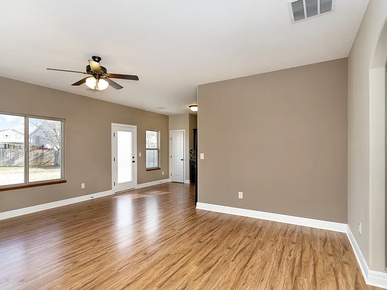 913 Dagen Ln — Photo 11