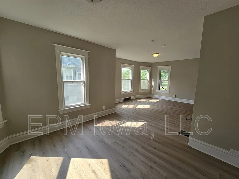 422 Baltimore St — Photo 4