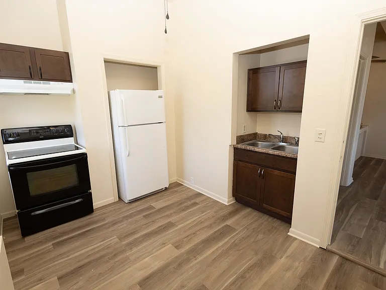 901 Jackson St E — Photo 9