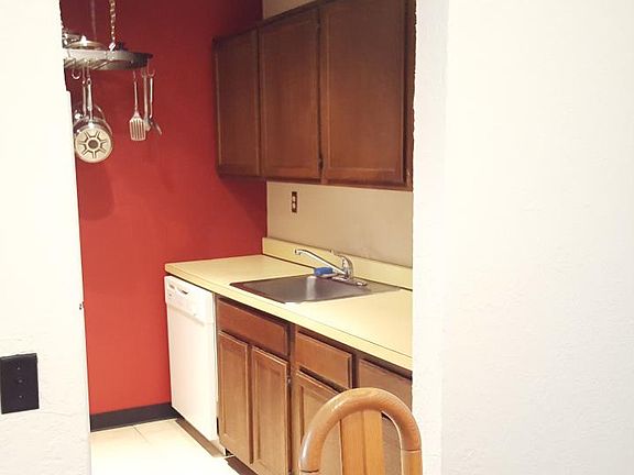 5th image of 28 Richmond Blvd Unit 2B