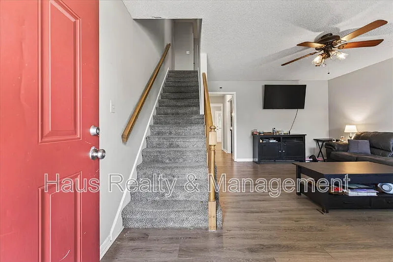 114 Cunningham Pl #B